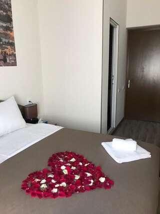 Отель Sweet Rooms Inn Тбилиси Номер с кроватью размера «king-size»-5